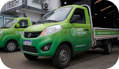 Camiones verdes con el logo de safemotion